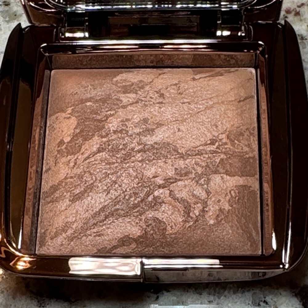 Hourglass Ambient Lighting Bronzer - Luminous Bronze Light - Picture 3 of 7